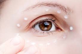 اهمیت استفاده از کرم دور چشم