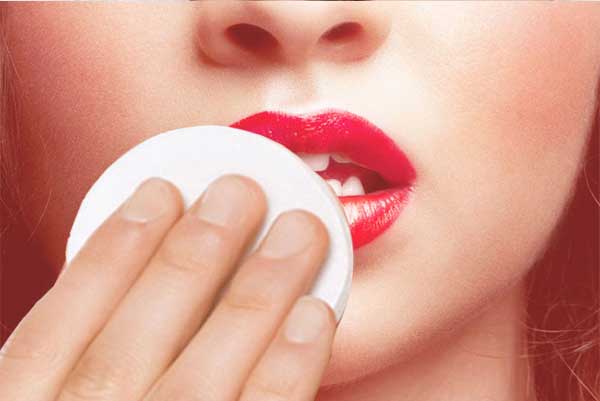 پاک کردن ارایش لب ها 